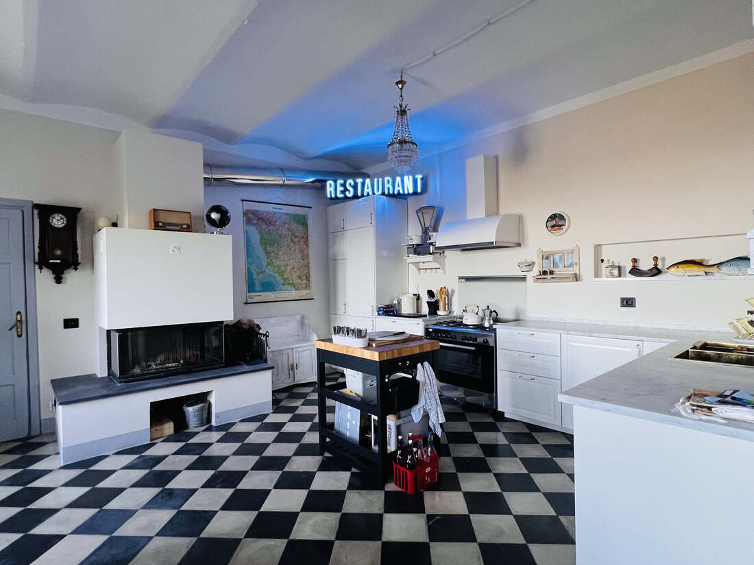 Kitchen counter with copper details
